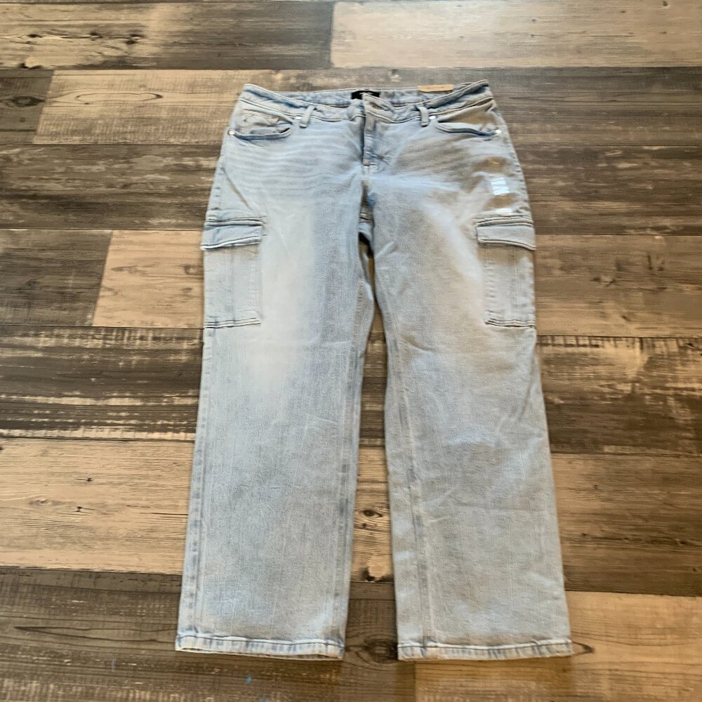 Edgely relaxed boyfriend straight.  Mid rise.  Light wash jean.  Sz women's 16.